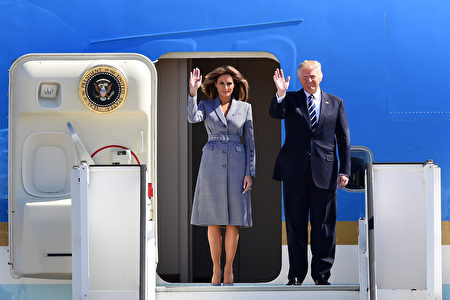 川普携夫人抵达比利时。(EMMANUEL DUNAND/AFP/Getty Images)