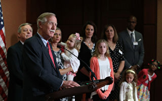 5月24日在美国国会，Angus King参议员在新闻会上，代表选民谈及有既往病史的人需要获得健保。(Mark Wilson/Getty Images)