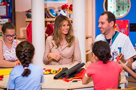 US First Lady Melania Trump (C) meets patients as she visits the Queen Fabiola children's hospital, on the sidelines of the NATO (North Atlantic Treaty Organization) summit, on May 25, 2017, in Brussels. US President Donald Trump meets NATO and EU leaders for the first time with the US president set to press nervous allies to do more on terrorism after the Manchester bombing. / AFP PHOTO / Aurore Belot (Photo credit should read AURORE BELOT/AFP/Getty Images)