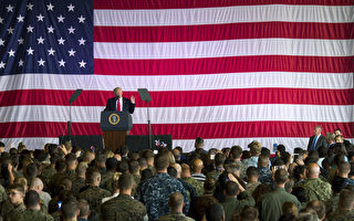 在大約20分鐘的講演中，川普表達了對海外美軍的敬意，對與美國的新老朋友合作剷除恐怖主義以及實現中東和平表示樂觀。(Photo by Mass Communication Specialist 2nd Class Christopher Gordon/U.S. Navy via Getty Images)
