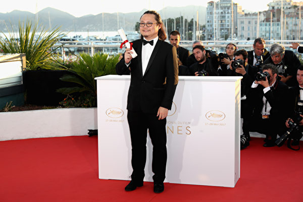 CANNES, FRANCE - MAY 28: Director Qiu Yang, who won the award for Best Short Film for "A Gentle Night" (Xiao Cheng Er Yue), attends the Palme D'Or Winner Photocall during the 70th annual Cannes Film Festival at Palais des Festivals on May 28, 2017 in Cannes, France. (Photo by Neilson Barnard/Getty Images)