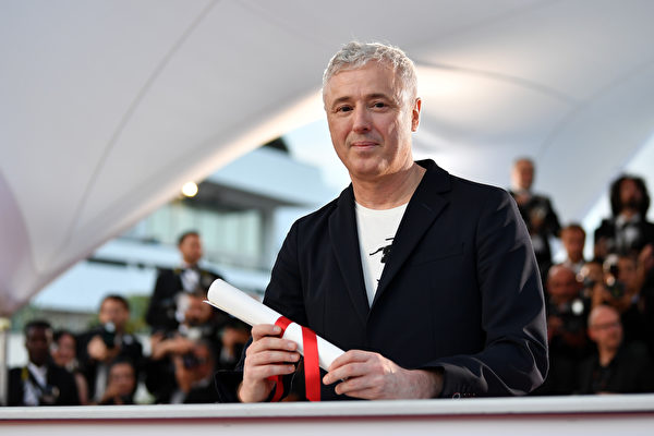 CANNES, FRANCE - MAY 28: Robin Campillo winner of the Grand Prix for the movie "120 Beats Per Minute" (120 Battements Par Minute) attends the Palme D'Or winner photocall during the 70th annual Cannes Film Festival at Palais des Festivals on May 28, 2017 in Cannes, France. (Photo by Pascal Le Segretain/Getty Images)