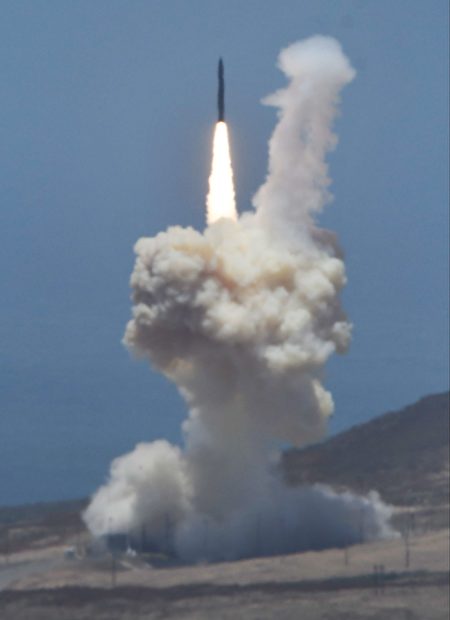 一攔截導彈於2017年5月30日在加利福尼亞州范登堡空軍基地起飛。美軍表示，它成功地攔截了從馬紹爾群島裡根測試場地發射的模擬洲際彈道導彈目標。（GENE BLEVINS/AFP/Getty Images)