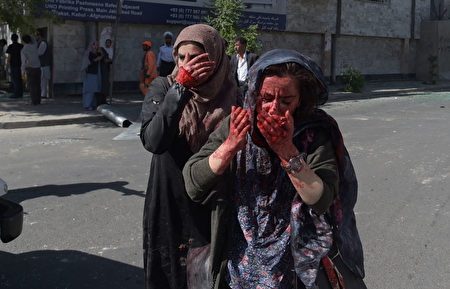 5月31日阿富汗首都喀布爾發生大爆炸事件，圖為驚恐的路人。(SHAH MARAI/AFP/Getty Images)