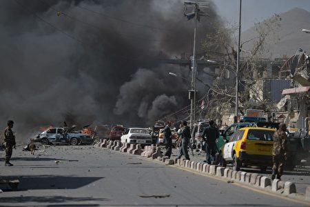 5月31日阿富汗首都喀布爾發生大爆炸事件，現場黑煙滾滾。 ( SHAH MARAI/AFP/Getty Images)
