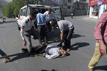 5月31日阿富汗首都喀布爾發生大爆炸事件，人們在救助傷者。 (SHAH MARAI/AFP/Getty Images)