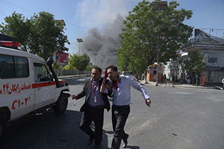 5月31日阿富汗首都喀布爾發生大爆炸事件，人們趕緊逃離。 (SHAH MARAI/AFP/Getty Images)