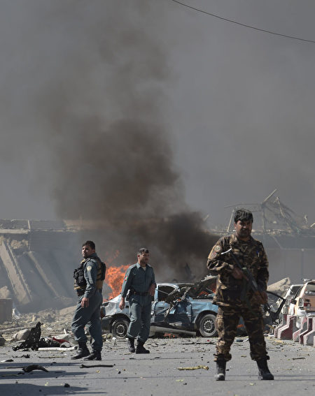 5月31日阿富汗首都喀布爾發生大爆炸事件，現場黑煙滾滾。(SHAH MARAI/AFP/Getty Images)