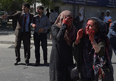 5月31日阿富汗首都喀布爾發生大爆炸事件，圖為受傷者。( SHAH MARAI/AFP/Getty Images)