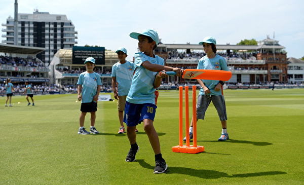 图为英国对南非儿童板球比赛 (Gareth Copley/Getty Images)