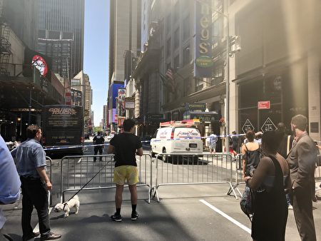 紐約時代廣場發生撞人慘劇造成1死22傷，圖為事發現場。（新唐人）