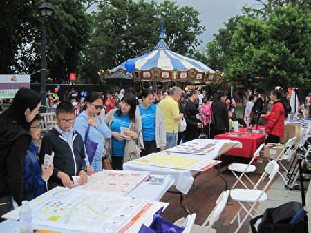 費城華埠發展會(PCDC)志願者向遊客進行有關華埠發展規劃的問卷調查。（楊茜/大紀元）
