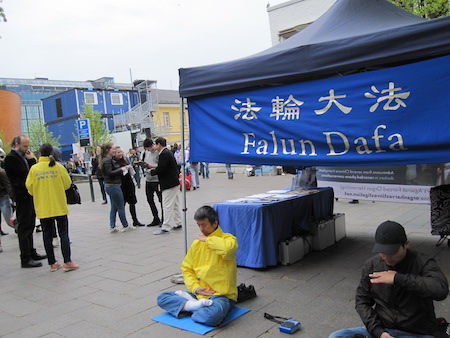 27日，法輪功學員在赫爾辛基市中心舉辦弘法活動。（李樂／大紀元）