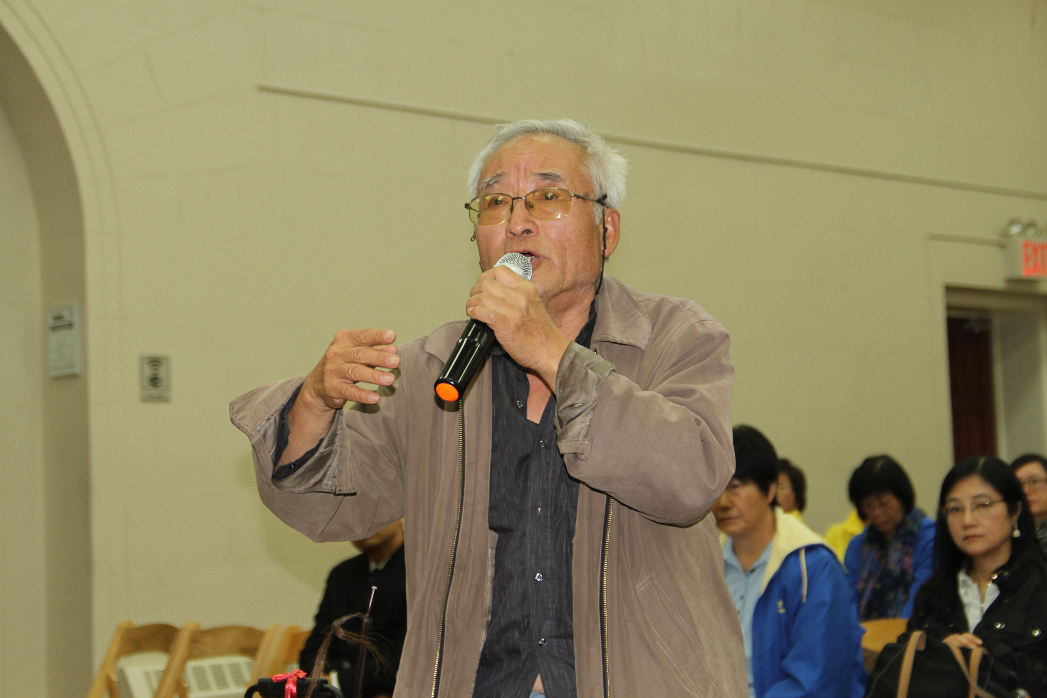 2017年5月11日晚,中國著名演奏家辛修祿在觀看《鐵證如山》更新版後,悲憤難抑。(Candy Tan/Epoch Times)