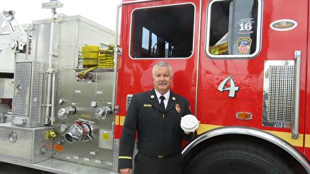柔斯密1014消防站站長Dave Gillotte建議每家每戶都裝置煙霧探測器。（袁玫／大紀元）