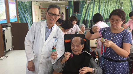 卫生福利部朴子医院院长蔡宗龙（左1）于端午佳节前夕，与该院护理之家长辈制作端午节香包同乐。（朴子医院提供）