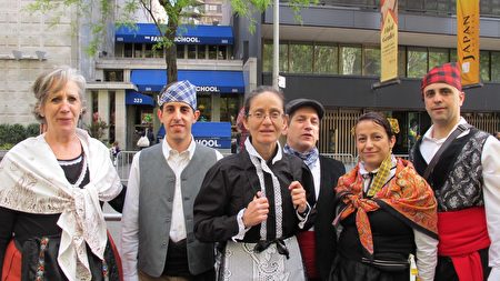 5月12日，Fernando Romeo（左二）和部分西班牙法輪大法修煉者來到集會現場。（麥蕾/大紀元）