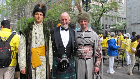 5月12日，蘇格拉學員Eddie Atika（中）穿上傳統的蘇格蘭格呢群，參加法輪大法日的機會。（麥蕾/大紀元）