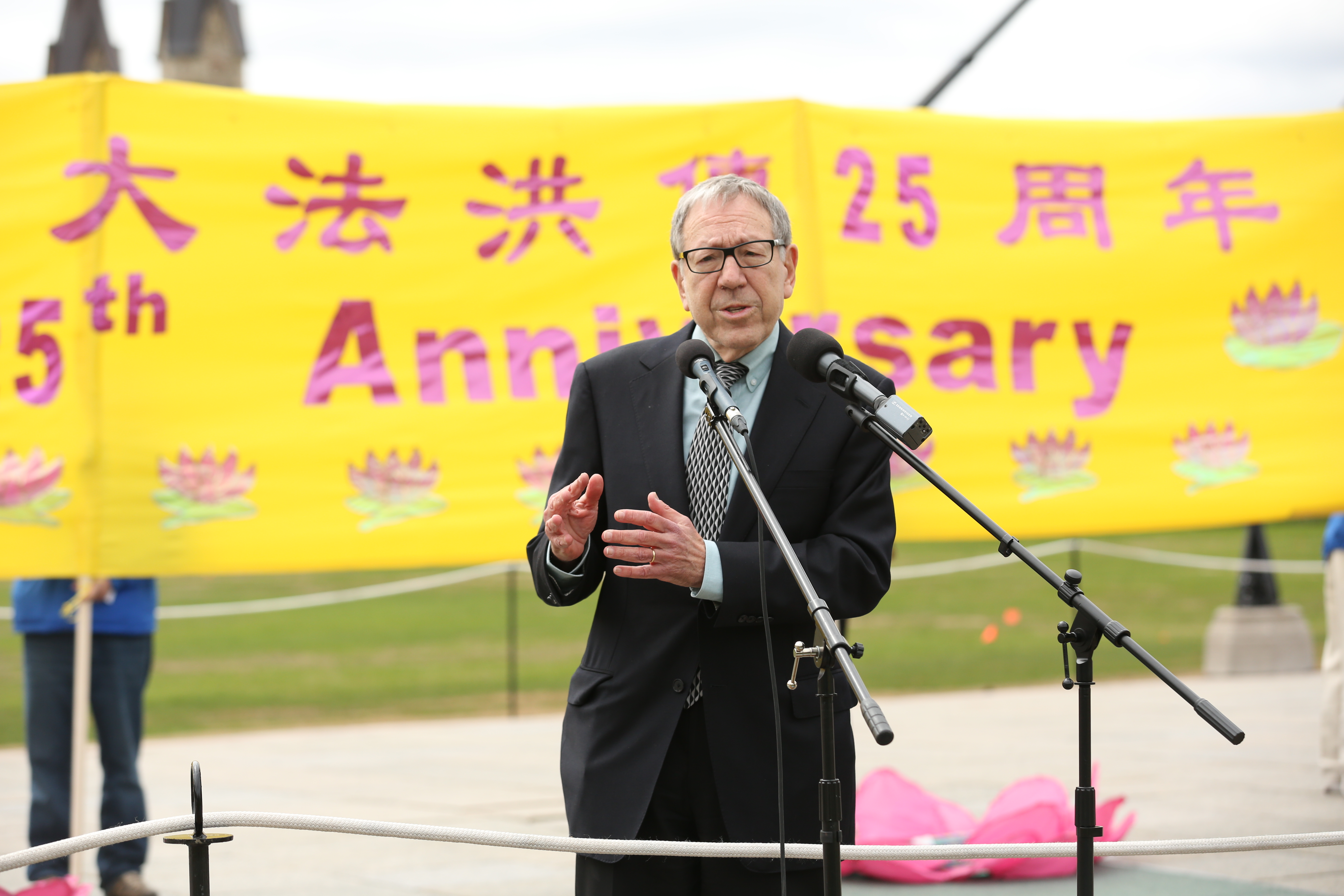 率先提出反活摘法案的前加拿大司法部長Irwin Cotler先生也出席了慶典。他在發言中說:「我來到國會不久後,就知道了張教授回去中國探訪時遭到拘禁、監禁和折磨,而他只不過是一個法輪功學員、一個僅僅遵循真、善、忍為基本原則的善良好人。」(艾文/大紀元)