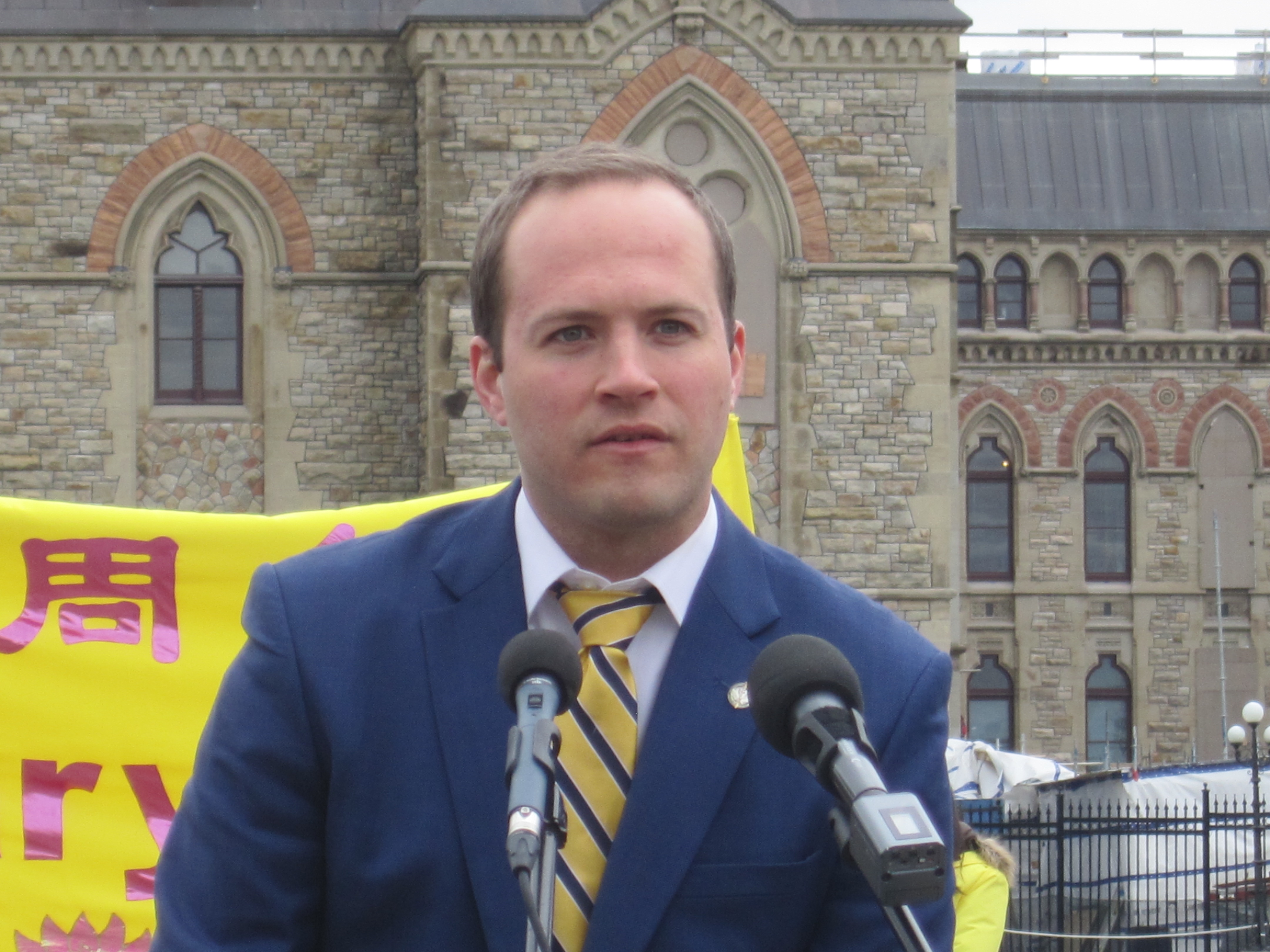 來自多倫多Beaches East York選區國會議員Nathaniel Erskine-Smith先生說:「恭賀法輪大法洪傳25周年。」(徐傑/大紀元)