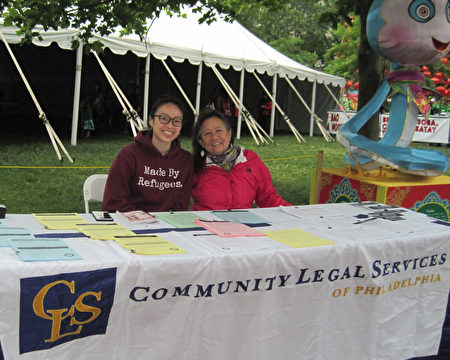 费城社区法律服务局（CLS）的资深律师Suzanne Young（右）与律师Chi-Ser Tran(左）。（杨茜/大纪元）