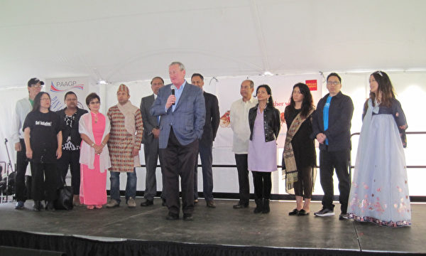 费城市长肯尼携多位大费城各族裔代表到场祝贺并致辞。（杨茜/大纪元）