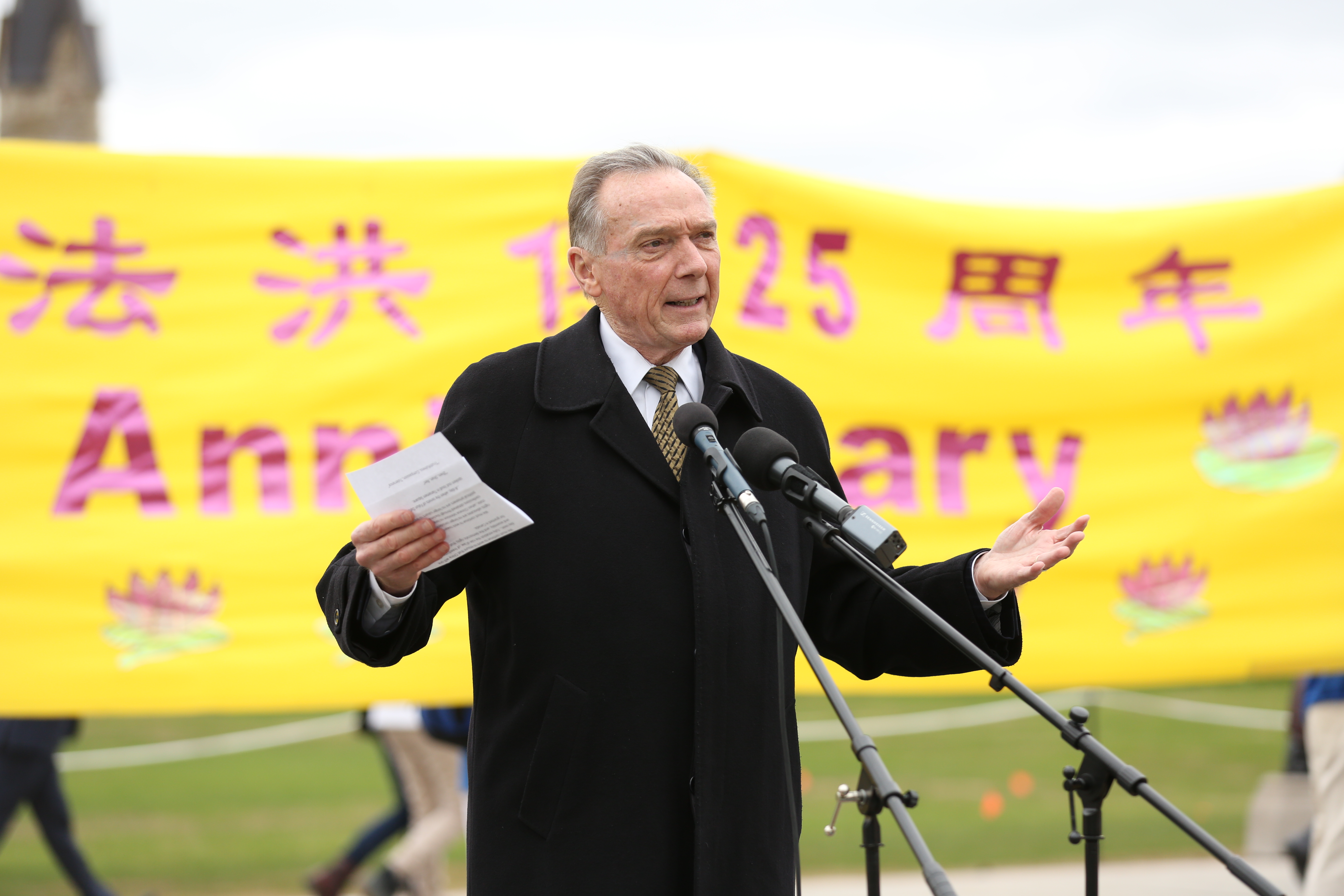 前环境部长、保守党国会议员Peter Kent在5月9日加拿大国会山前的法轮功学员的集会中呼吁营救孙茜。（艾文/大纪元）