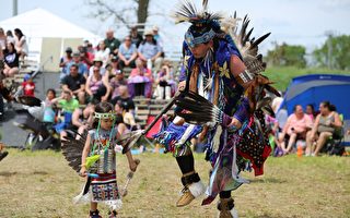Pow Wow傳統慶典上的原住民舞蹈三（任僑生/大紀元）