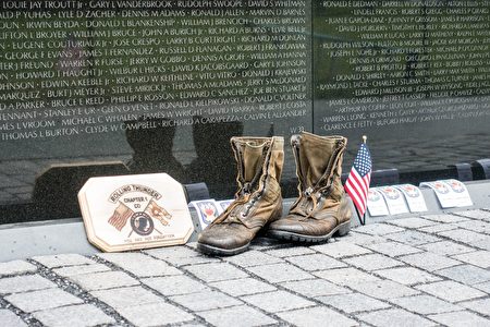 越戰紀念碑下的一雙軍靴。 （石青雲／大紀元）