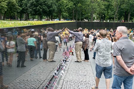 人們在越戰紀念碑上尋找著名字。 （石青雲／大紀元）