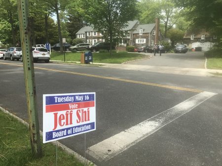 施駿的競選廣告插在投票站附近的公路邊。