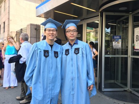 來自北京的王先生（左）和來自西安的鄧先生（右）剛剛從商學院畢業，拿到MBA學位。