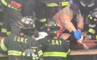 7號線103街站  男子落軌被列車撞成重傷