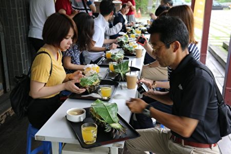 客制化“旺来之旅”，日本游客品尝凤梨风味餐。（高市农业局提供）