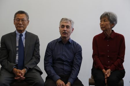 國寶銀行創建者孫啟誠（左）和夫人（右）及電影導演James（中）在記者發布會上。