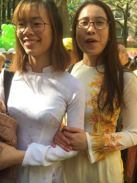 越南法轮大法弟子Truc TRuong（右）在5月12日游行前集会上。