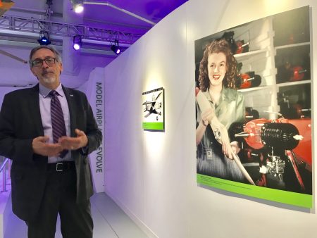 紐約航空航天博物館館長Eric Boehm指了指兩位明星的照片說,這是他本人最喜歡的部份了。