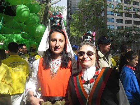 Minenassova 和Eerachka女士来自保加利亚。（绍燕/大纪元）