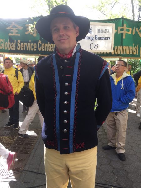 瑞典大法弟子Marcus Gullberg在5月12日曼哈顿大法日游行前集会上。