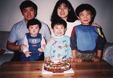 幼年时，彭荣杰（中）和家人从香港移民到美国。（彭荣杰提供）