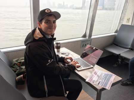 技術協調員Alvaro Caicedo一路上坐在前排，用電腦監測渡船的運行。還有其他幾名協調員和他一起完成調試，「這個過程有一週的時間，我們會越來越好的。」