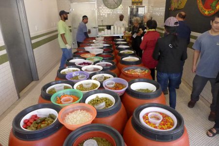 腌菜幫 Pickle Guys 新店,顧客興致勃勃的前來采購各種腌菜。