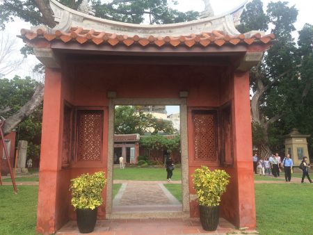 臺南孔子廟，建於明朝年間，為臺灣最早的文廟。圖為孔廟中的禮門。