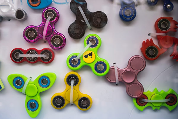 指尖陀螺（fidget spinner）成為了最近的流行玩具。（Drew Angerer／Getty Images）