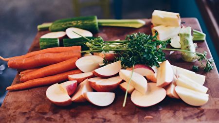 少吃红肉，多吃蔬果，改变生活习惯是预防和治疗糖尿病的第一步。（pixabay.com）
