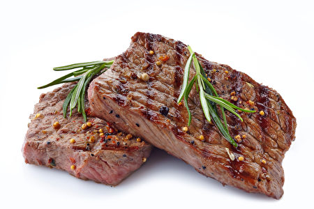 睡前如果吃了肉類食品，你的內臟就沒法好好休息了。(Shutterstock)