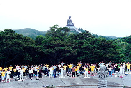 香港法轮功学员感念师恩广传真相获赞赏 大屿山 世界法轮大法日 大纪元