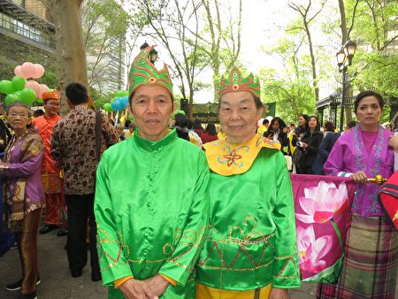 5月12日，來自印度尼西亞泗水市的Than Yiauw Siond 和太太Loa Sioa Tin身穿東爪哇的勿里洞的民族服裝，在紐約歡慶世界法輪大法日。（林南／大紀元）