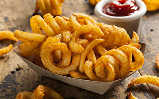 Arby's的捲捲薯條（薯圈圈）是非常不健康的垃圾食品。(Brent Hofacker/Shutterstock)