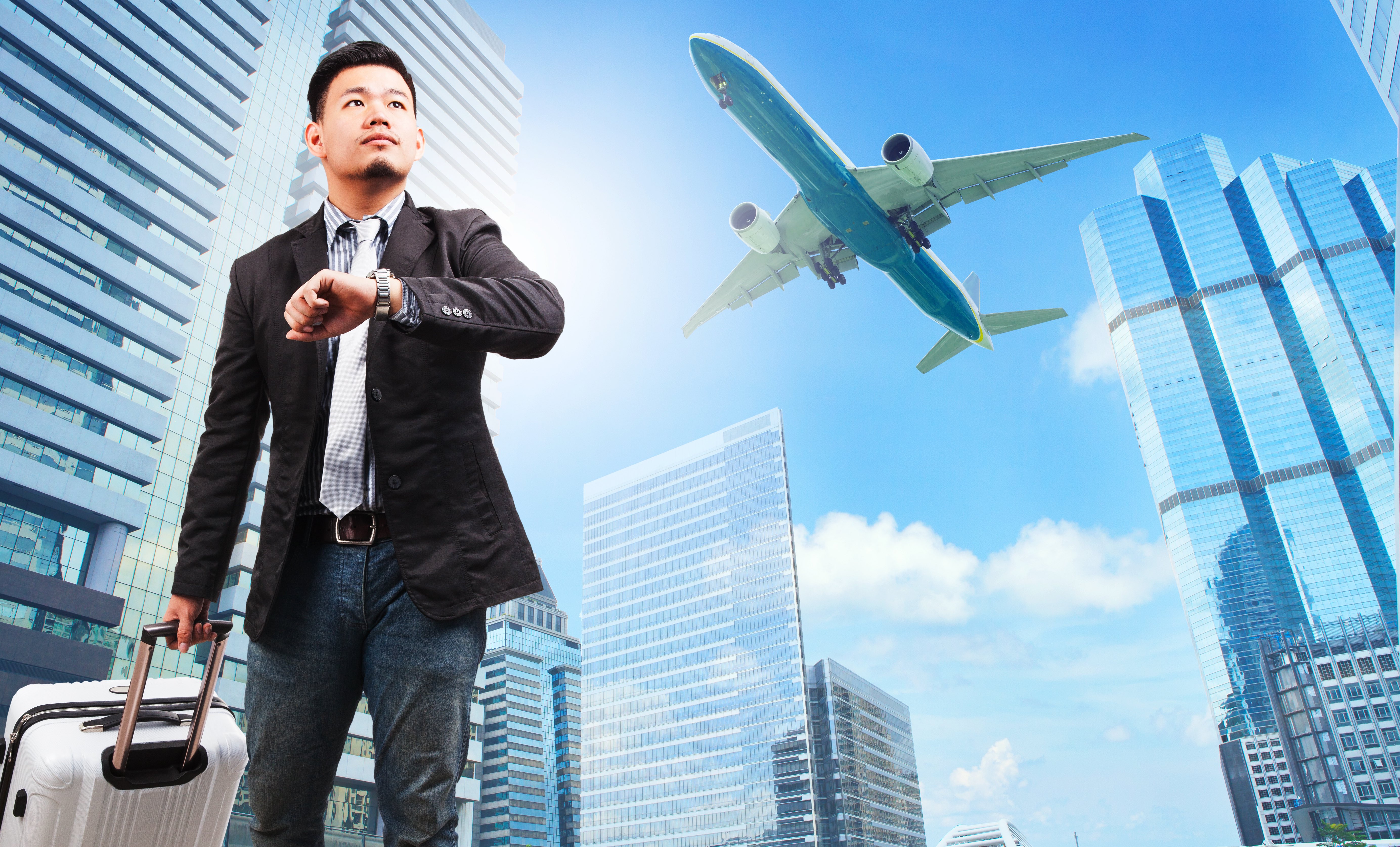 Staff traveling. Бизнесмен в самолете. Фон самолет. Бизнесмен в аэропорту. Люди в самолете.